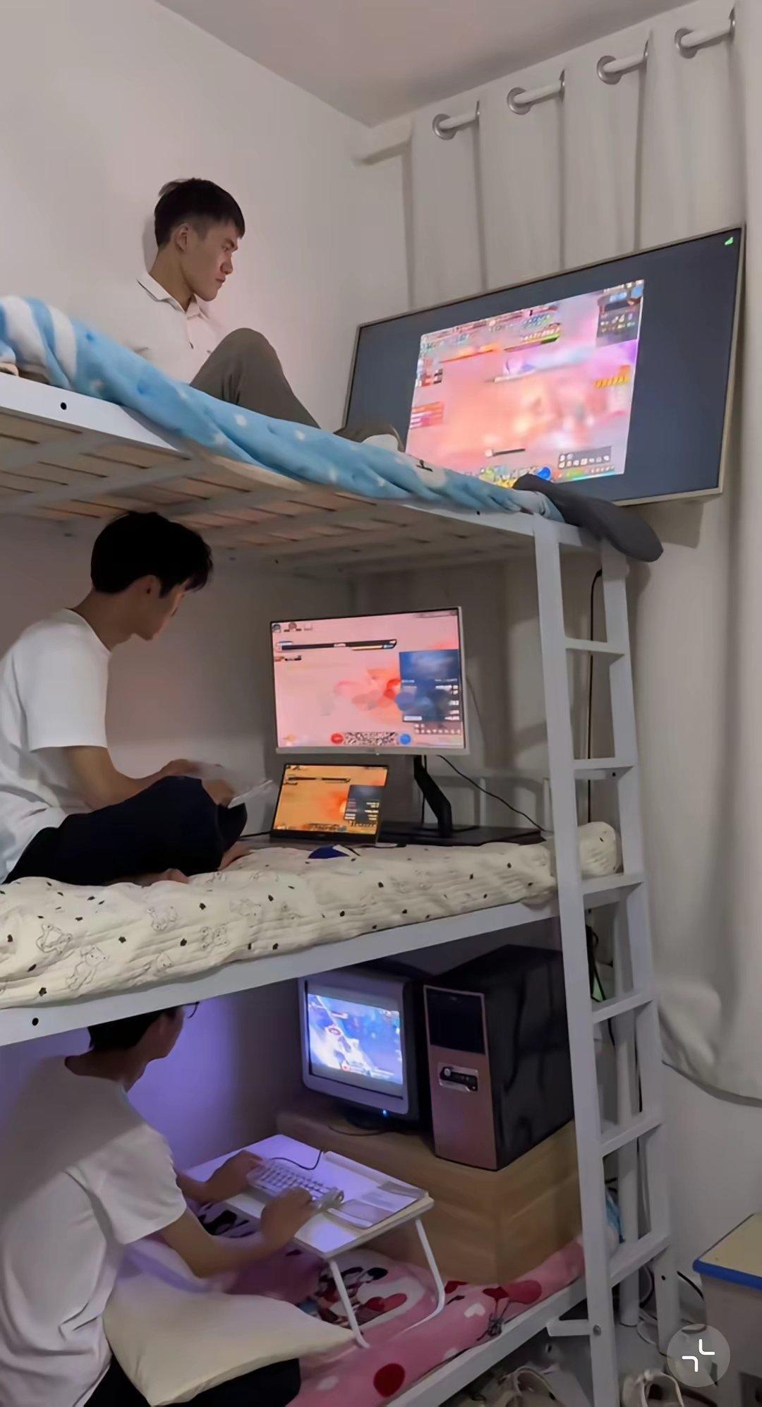 听说现在上大学就是这样！真的有必要买电脑和平板还有手机吗？