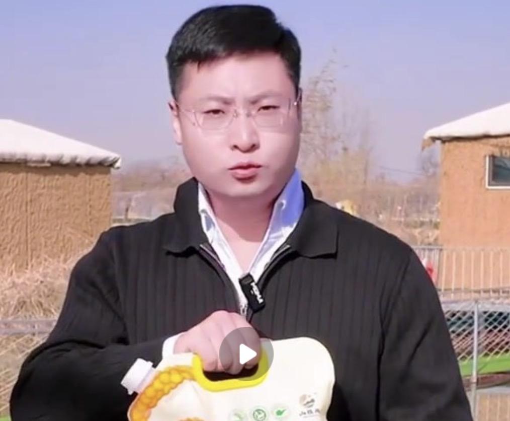 村支书为了助农拍视频卖小米，却被小米的法务部给投诉下架了，难道小米两个字只有小米