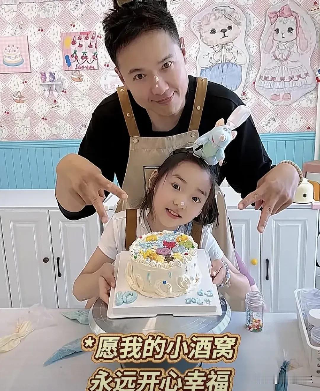 6月3日，娱乐圈最暖的热搜，被董璇高云翔一家三口承包了！高云翔晒出陪女儿小酒窝