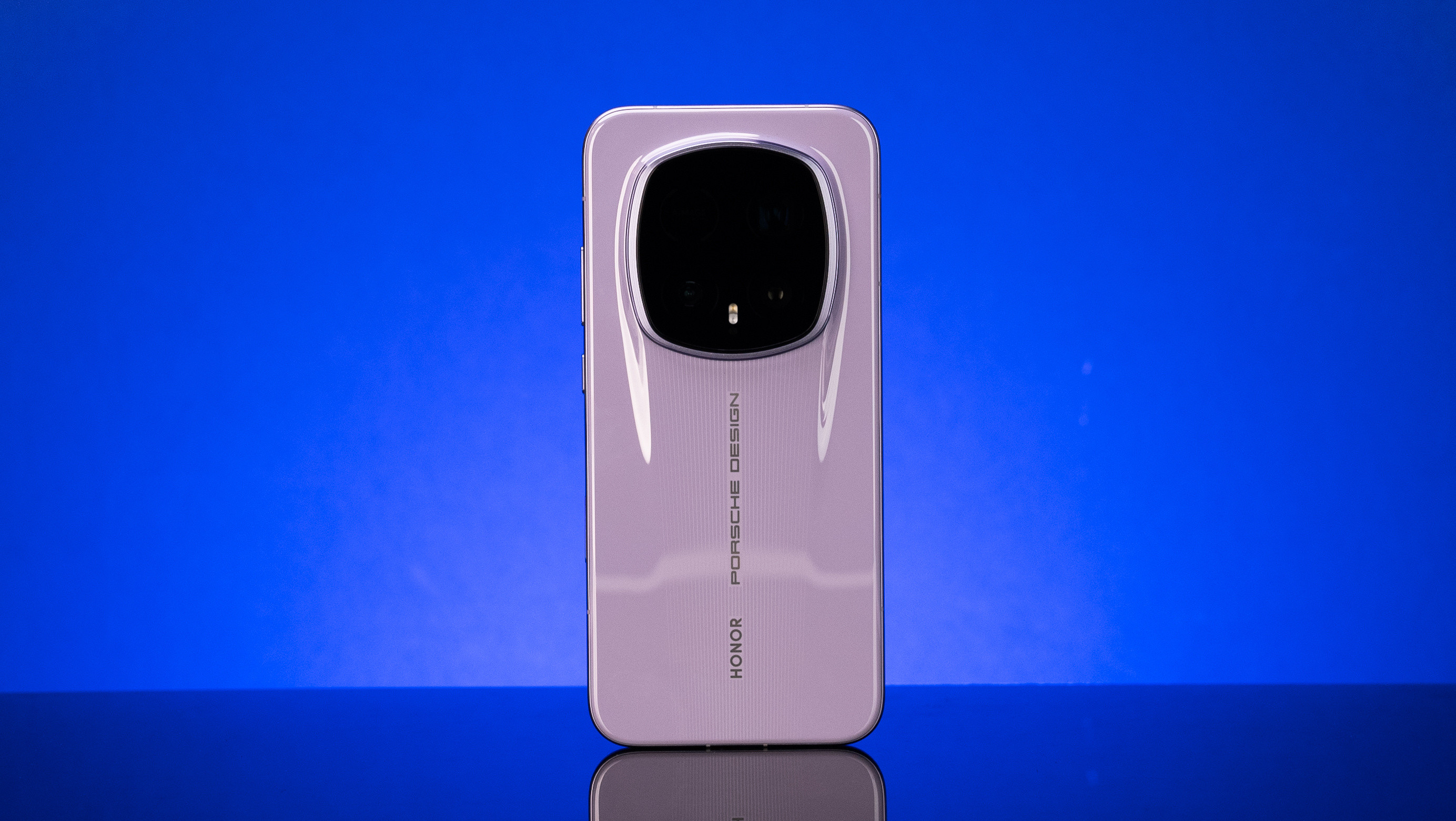 荣耀Magic8RSR保时捷设计以“流光飞线”勾勒背部，如疾风刻痕，尽显速度美