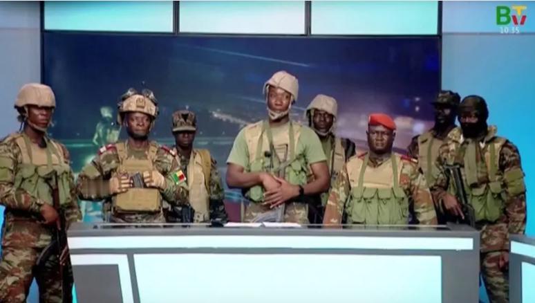 一群全副武装的士兵，冲入国家电视台，出现在公众面前，让人错愕。7日，一群士兵