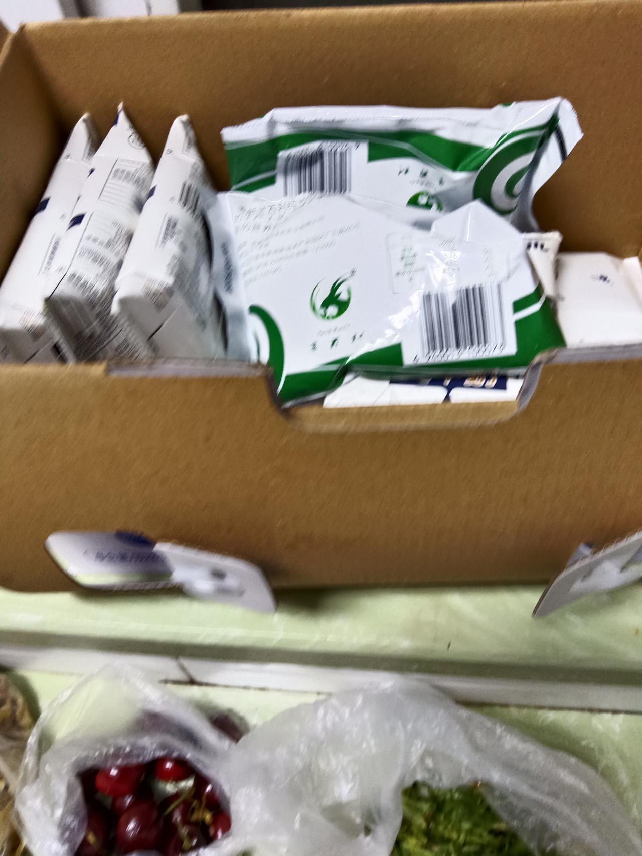 新到一批健康零食，快来一起尝鲜吧！🍫🍫🍫这是大姑姐给我老婆婆买的吃的，隔3