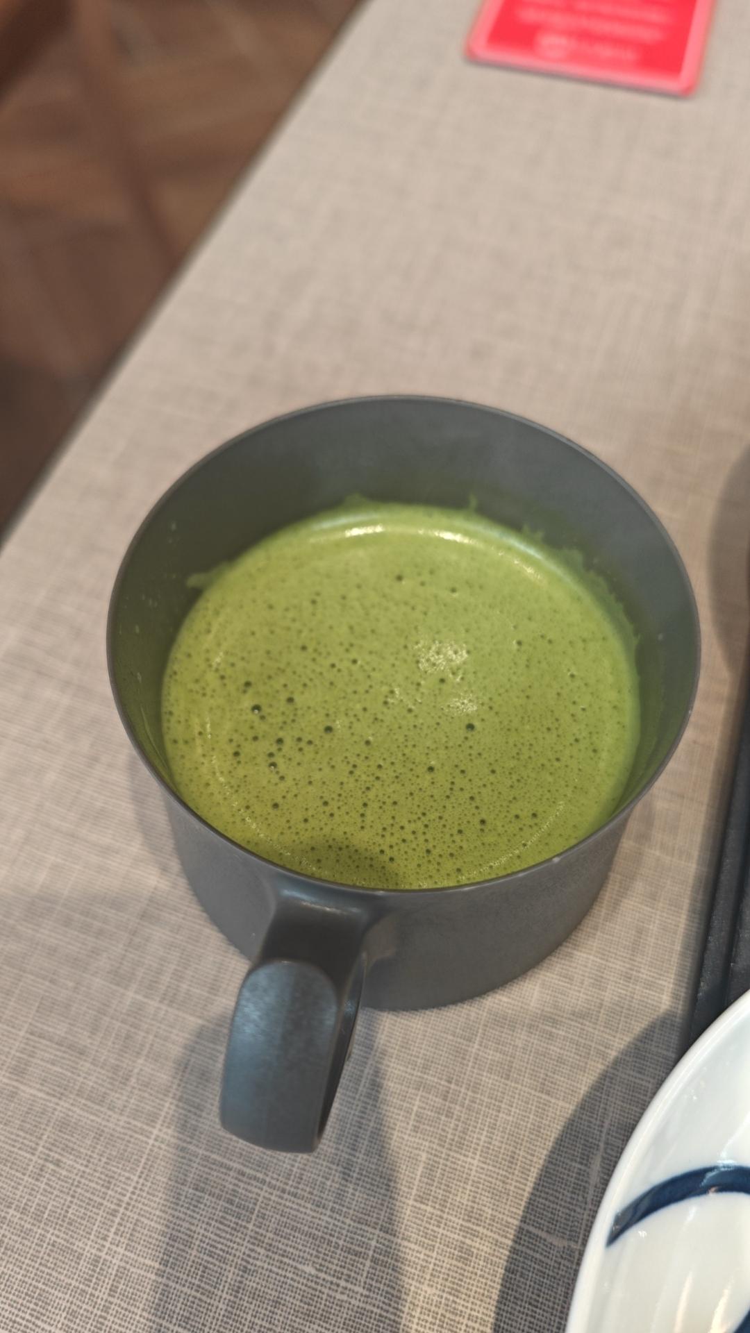 冲绳的早餐，大清早的就吃甜虾，类似海草的小菜清爽，适合开胃，炸蔬菜是南瓜，软
