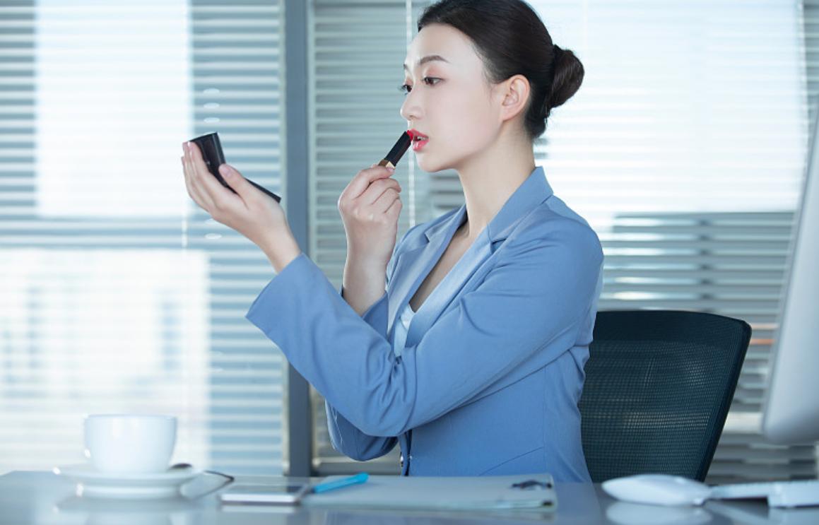 补口红竟遭当众质疑！女子下班前赶紧补口红，一个女同事突然大声说“你这口红和我前