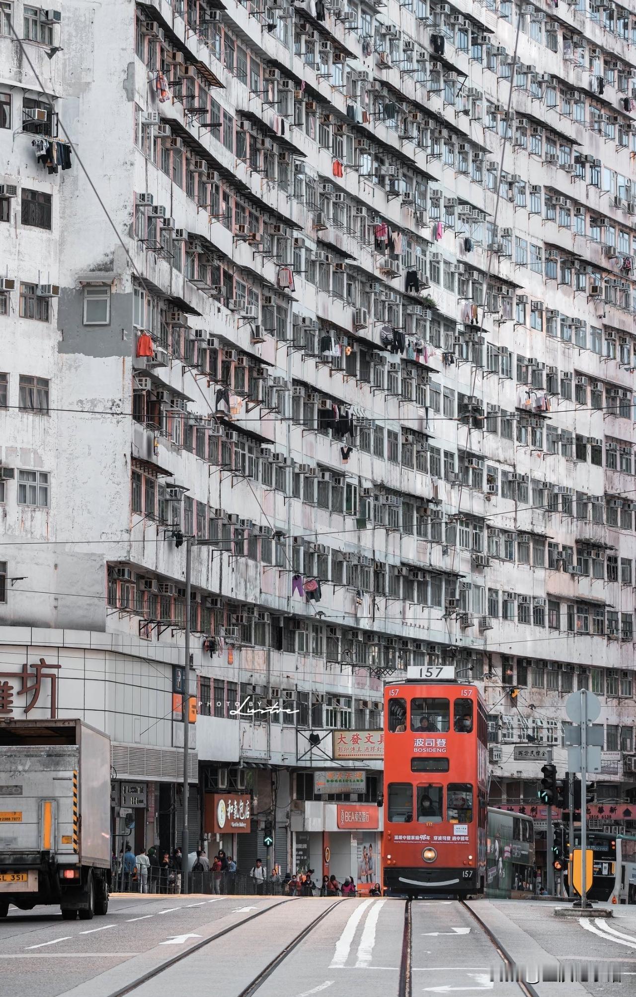 有位在香港出生长大的博主说，很多人觉得香港餐厅服务员对大陆人态度差，其实根本不是