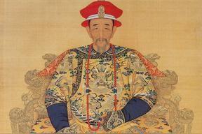 乾隆22年，康熙皇帝的97岁的定妃去世。她一生仅被康熙宠幸过一次，却凭着这次偶然