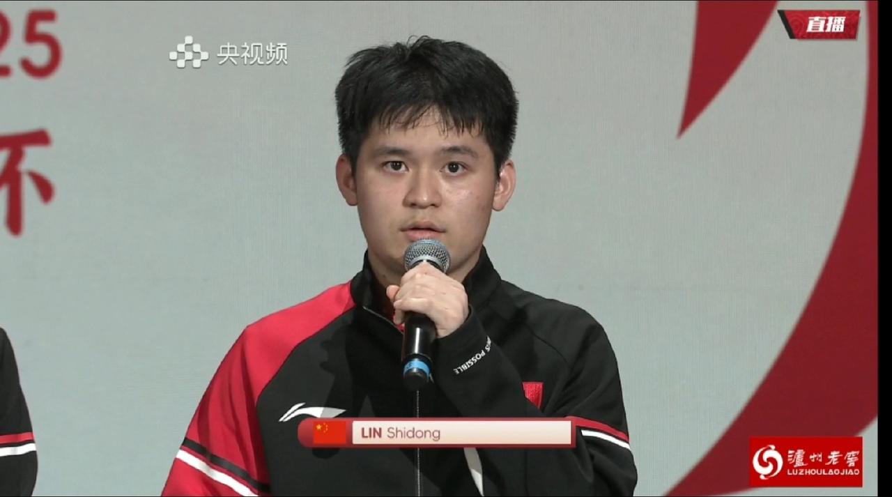 混团决赛采访，林诗栋回答到一半，突然哽咽，眼中泪光闪闪，停顿了一下，林诗