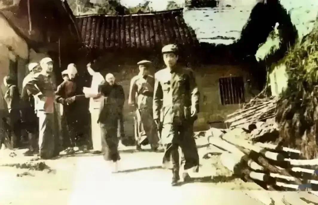 这张照片拍摄于1950年，在毛主席的故居，一位年轻人前来参观，当时毛主席故居尚未