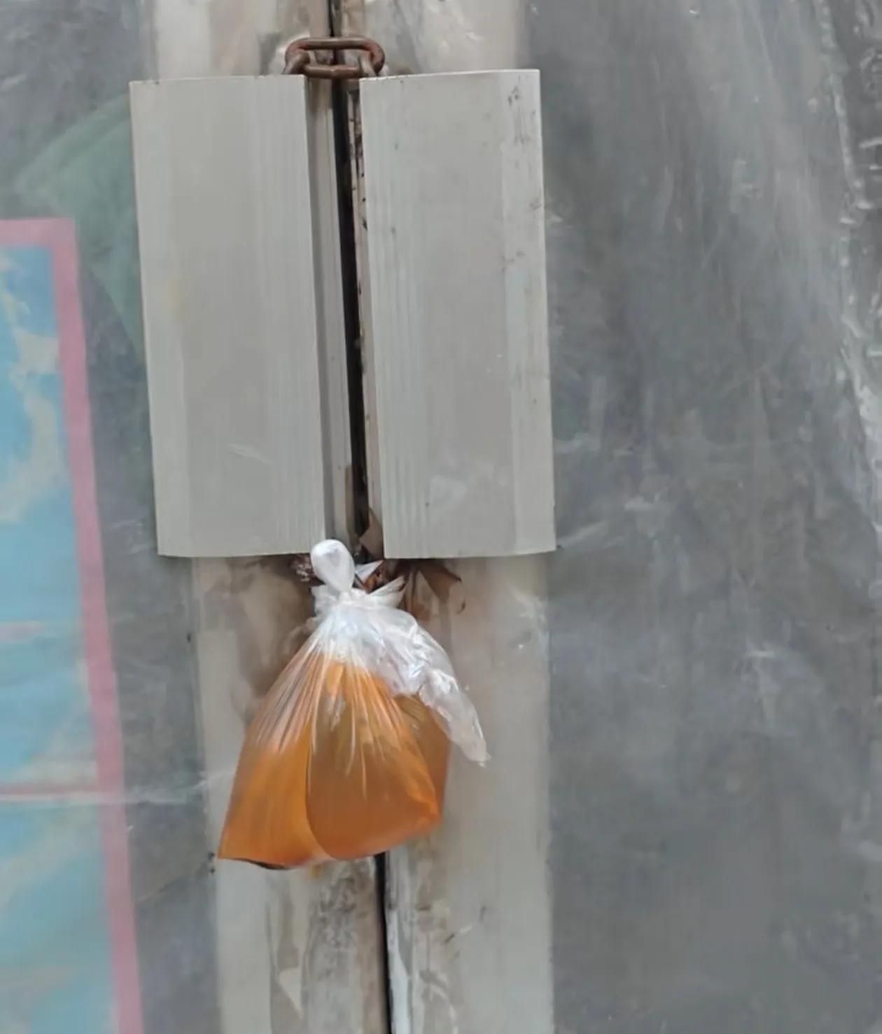真气死了，怕锁淋雨，给它套了一个塑料袋，没想到居然还是生锈了。