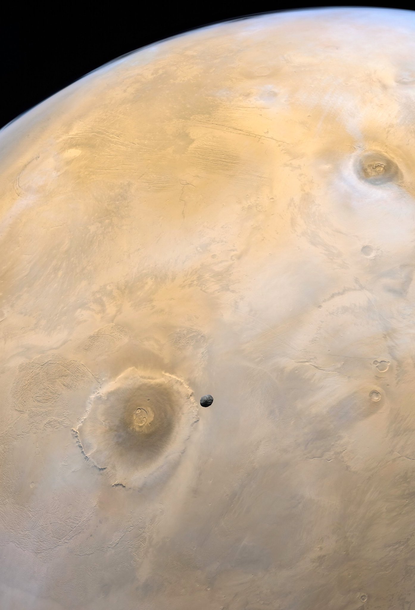 太阳系最高峰奥林帕斯山，以及火星的小卫星火卫一。