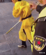 搞笑gif: 看了半天还是没有看明白, 这小伙子到底想干
