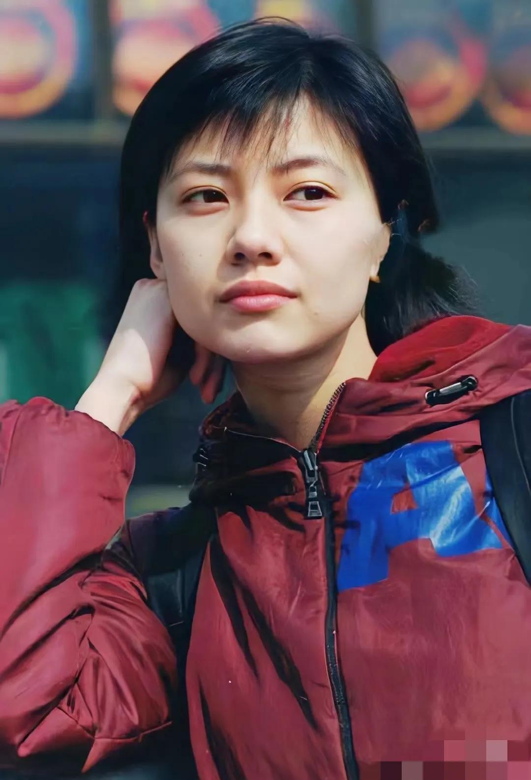 别修了。43岁高圆圆的生图，就是标准答案。网友拍到她的活动现场。皮肤透亮，脖