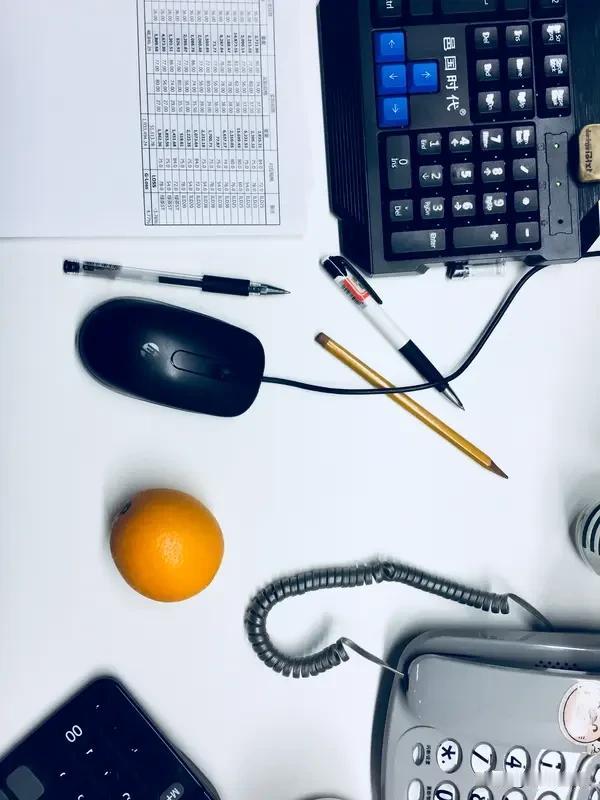 “不干活不出错，干活永远是错”，这话还真有点道理。职场里，有些人怕出错就不干活，