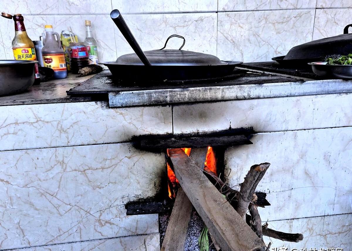 我是在新疆一个边远农场出生长大，经过不懈的努力，跳出了农门，在城里有了工作。这