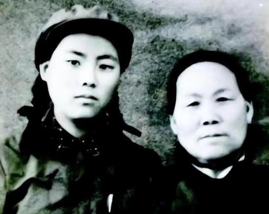 1940年，山东一位大娘给八路军熬了黏稠的小米粥，饿着肚子的战士们大口吞咽。班长