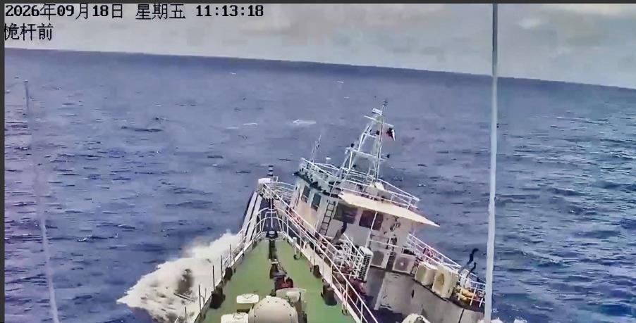 9月18日，仙宾礁海域，菲律宾一艘公务船故意冲撞中方海警船。外交部直接点明：菲