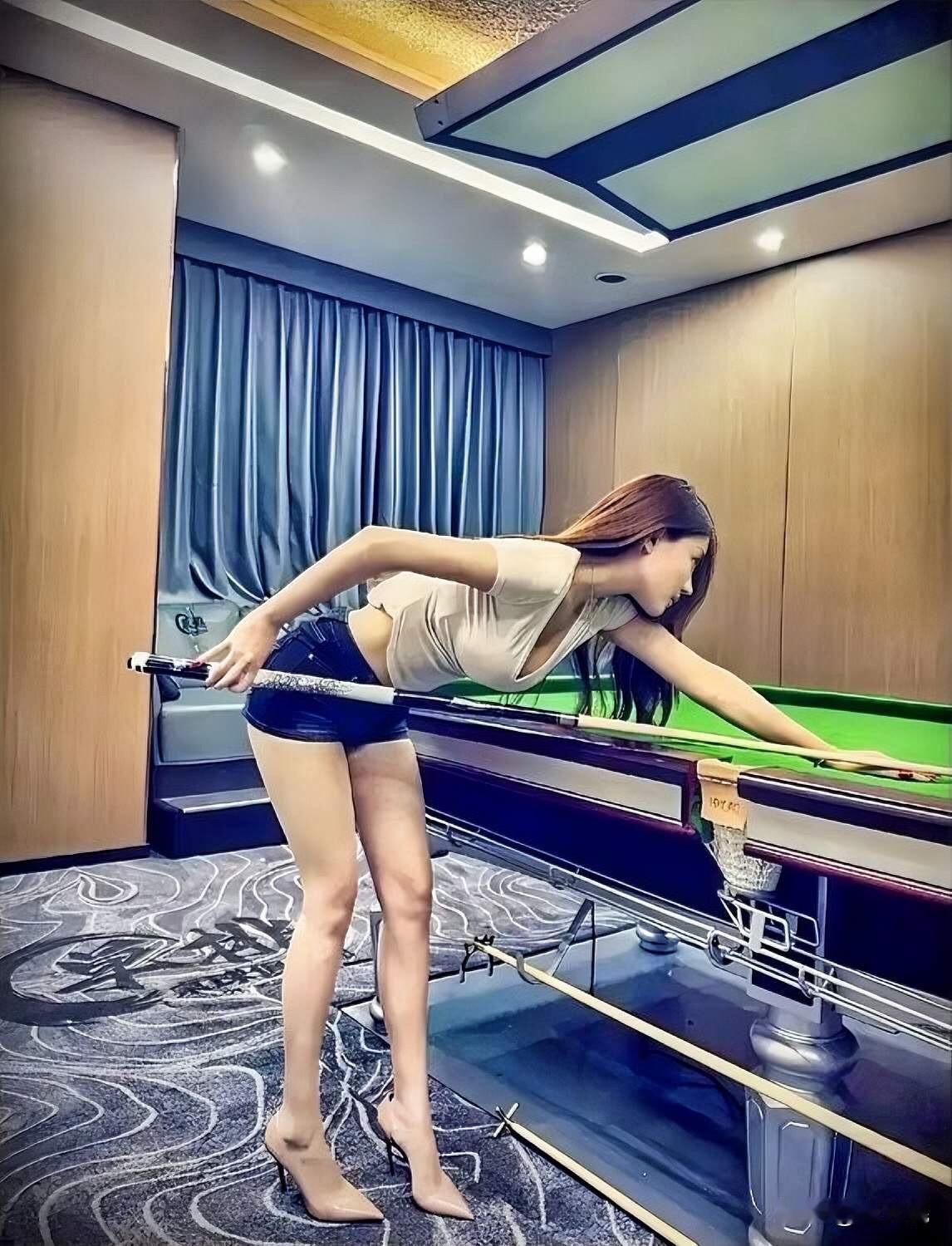 美女👩🏻‍🦰打台球，姿势超酷。值得注意的是，周围空无一人，敢着装清凉，是因