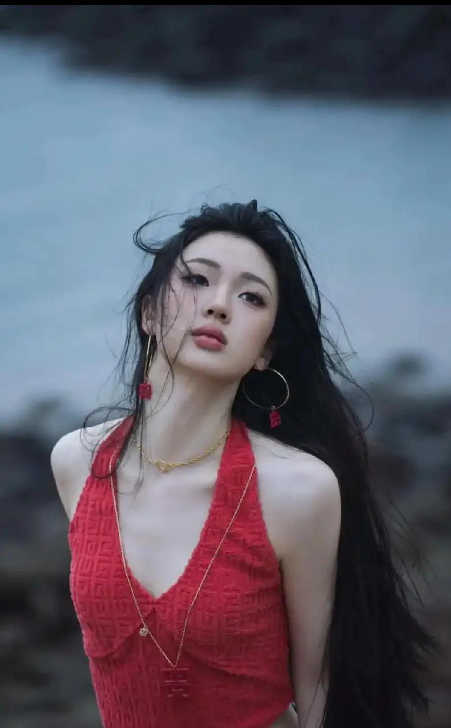 单依纯再夺魁，实力与努力的见证在最近的比赛中，单依纯再次以优异的成绩夺得第一，