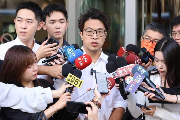 【沈伯洋挑衅国台办：还有什么新菜？】针对有香港媒体揭露沈伯洋父亲沈土城的兆亿公司