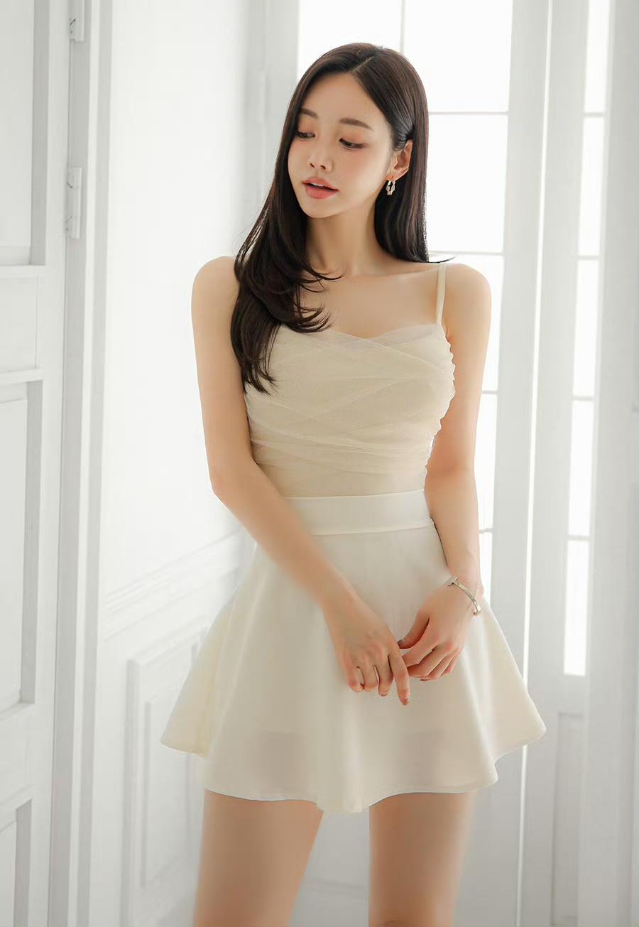 今天是温柔姐姐风，奶杏色的针织衫软乎乎的，搭个白短裙直接把氛围感拉满，走在路