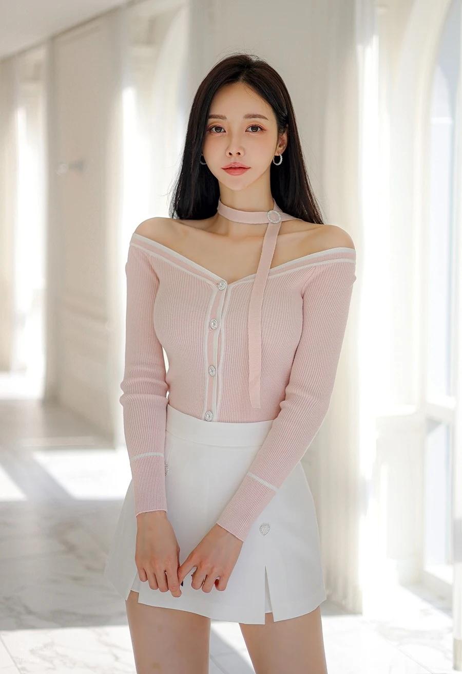 孙允珠的温柔粉白穿搭，无疑是少女心的强力收割机！粉白配色恰似春日绽放的樱花，浪漫