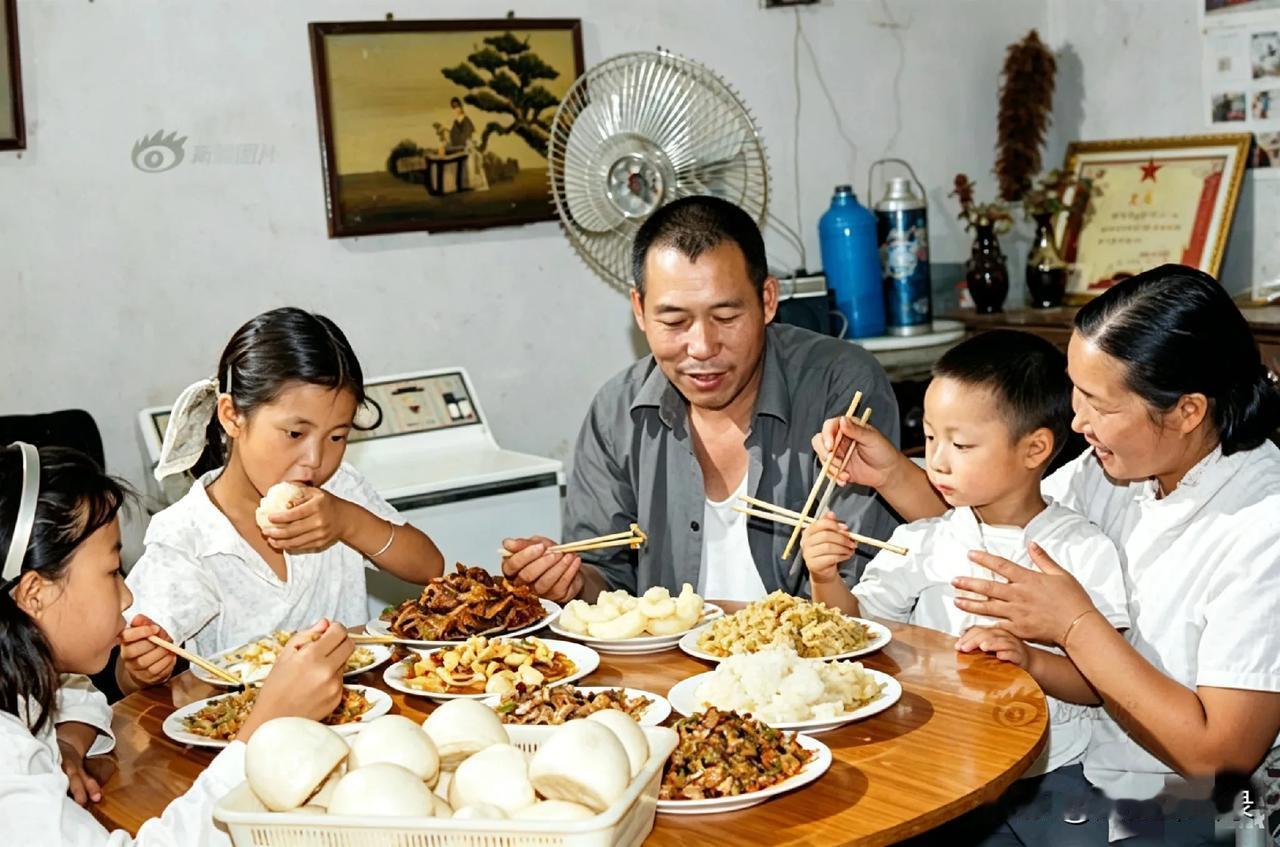 这是1984年河南临汝“万元户”李文义家的一顿家常饭。这桌饭菜超越了当时很