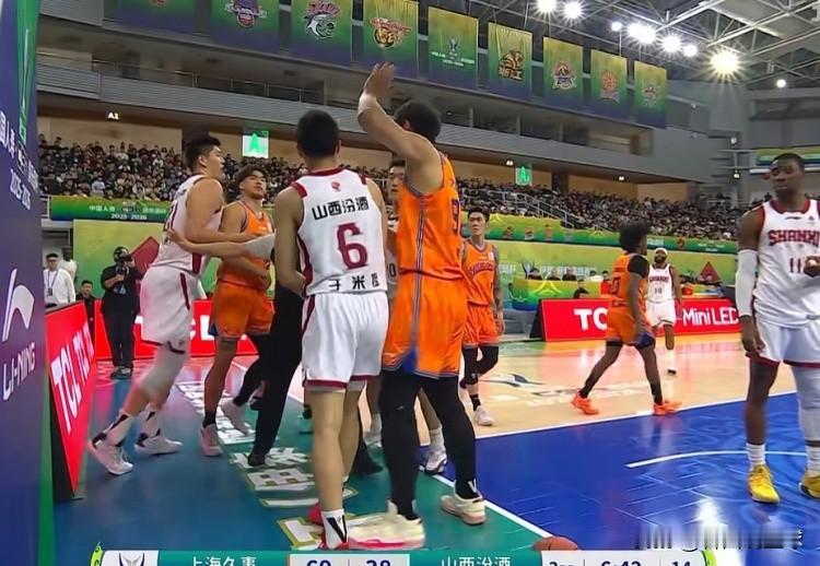 惨烈！北京时间2月12日，上海男篮在CBA俱乐部杯决赛中114-94大胜山西男篮