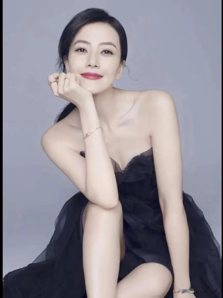 中国诗人为高圆圆写的一首“接龙诗”！高路入云端端予甜梦圆圆月洒清辉辉映