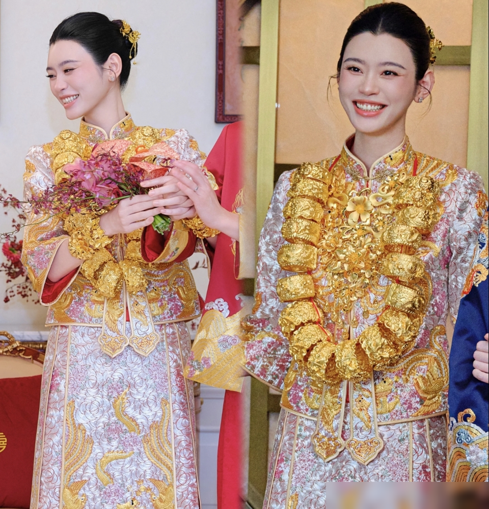 奚梦瑶脖子上挂满金镯子，何猷君站旁边像个跟班。她说我嫁的是爱情不是豪门，这话放在赌王家族里，听着像在