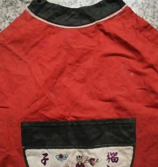 1998年，女孩小李逛古玩市场时，相中一个紫色的肚兜，最后花20元买了下来。几年