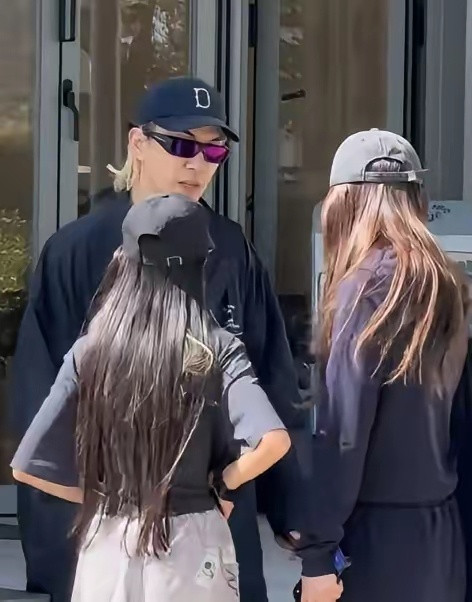 戚薇一家4口现身阿那亚，李承铉成油腻大叔面相犀利，Lucky长高了，戚薇穿拖鞋