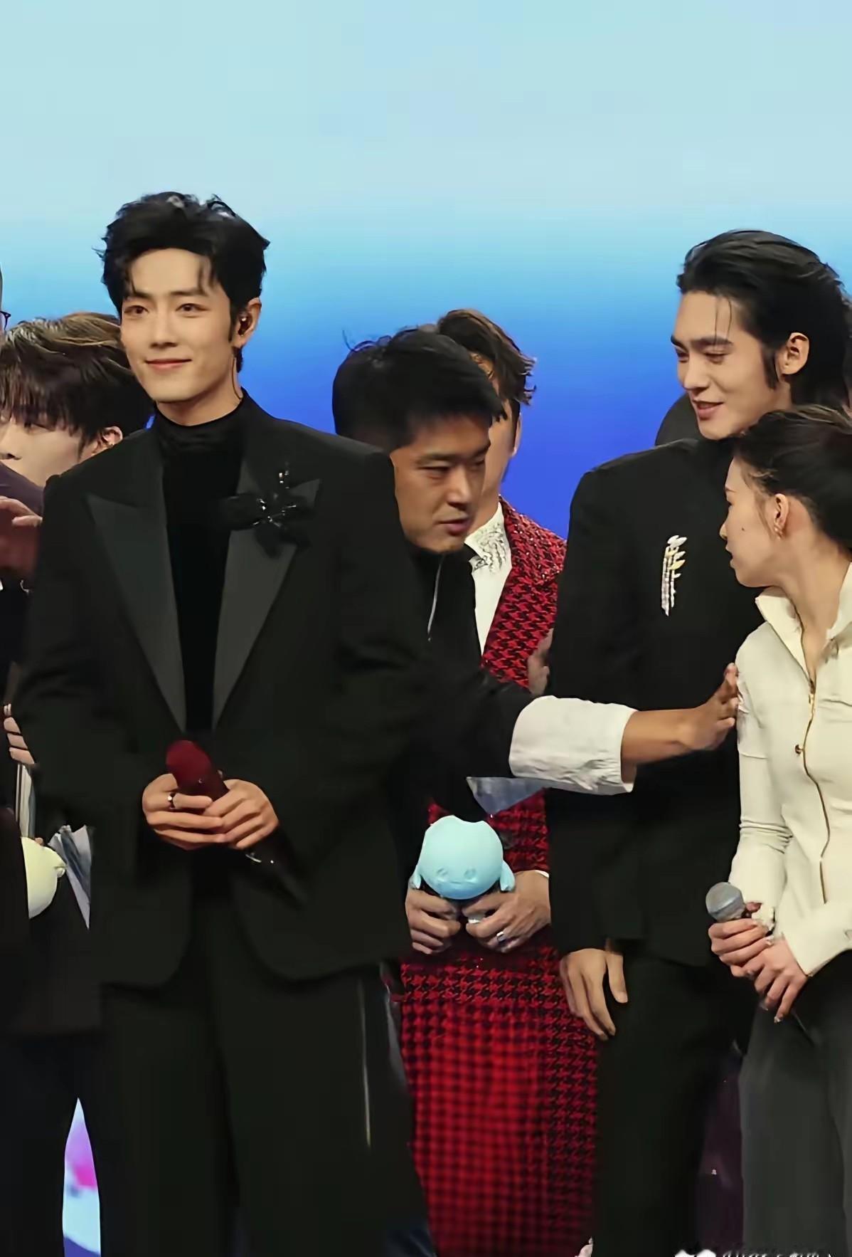 肖战躲闪，于适发呆。顶流的风光，怎么成了惊弓之鸟？肖战被围堵到疲惫，新剧宣传