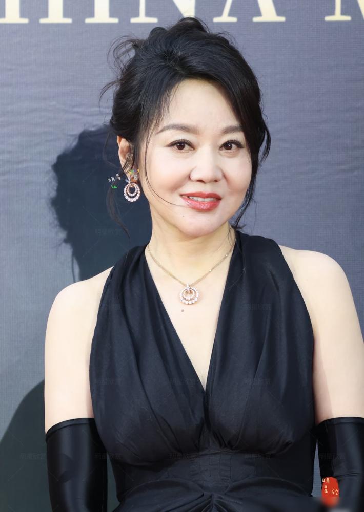 闫妮踩着高跟鞋晃到话筒前，全场导演的心瞬间提到嗓子眼。这姐绝对又微醺了。信息