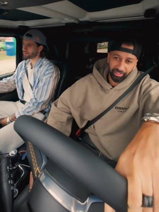 索博斯洛伊在接受红牛采访时表示：我可以告诉教练不想踢右后卫，但这是利物浦“需要是