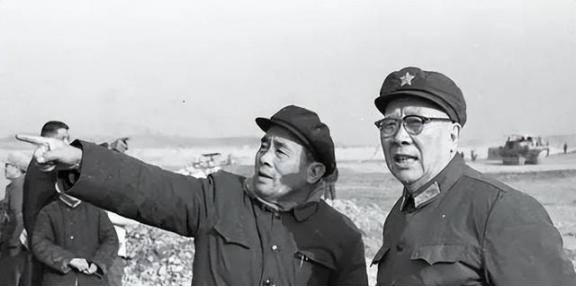 1955年，开国少将李迎希，因为误会，授衔时评低了一级，他对此十分不满，就写信给