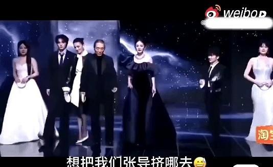 微博之夜后台，张艺谋身边一个座位，竟然上演了一出“换名牌”大戏。真是活久见！