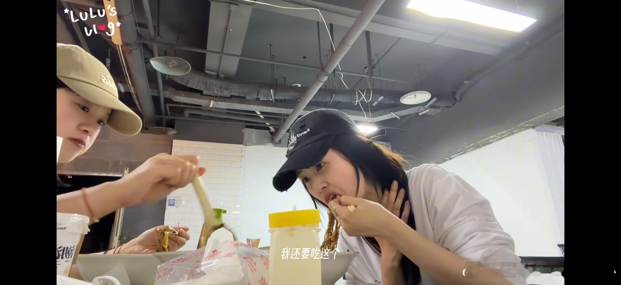 白鹿一个vlog吃五顿笑到捶桌！白鹿的旅行vlog和我一模一样！逛吃逛吃停不