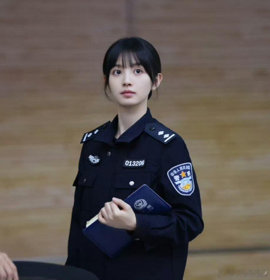 迪丽热巴、田曦薇、杨紫穿警服的样子