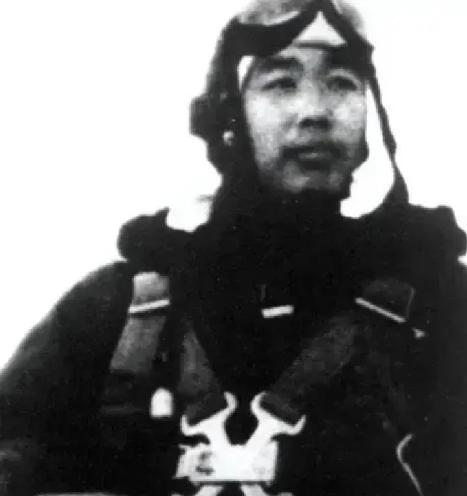 1951年，志愿军飞行员华龙毅被美军战机击落，身负重伤迫降在一个山头。还没来得及