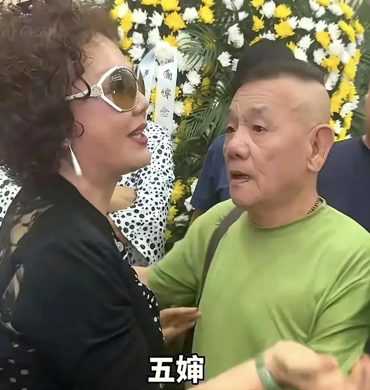 从珠宝首饰的角度去看，梦真在杨少华的葬礼上那么打扮，有点过了。很多人如果参加别人