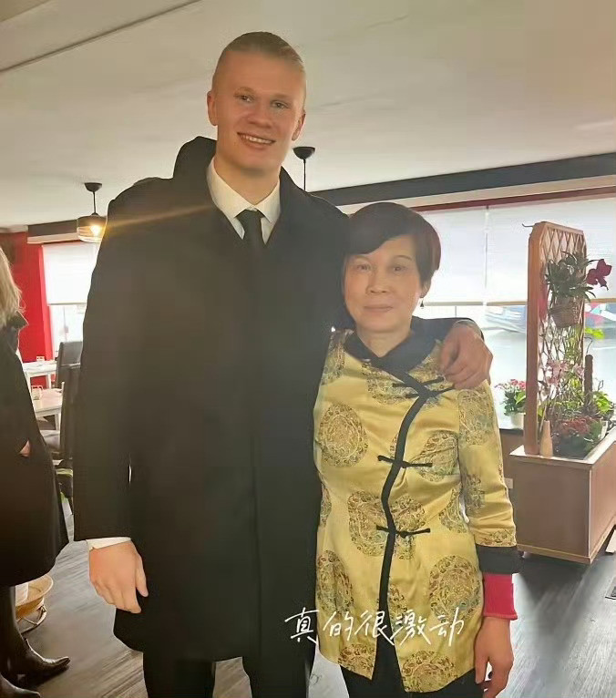 挪威布吕讷小镇的中餐馆里，藏着哈兰德最真实的27年。老板娘王惠珠看着他从那个爱点