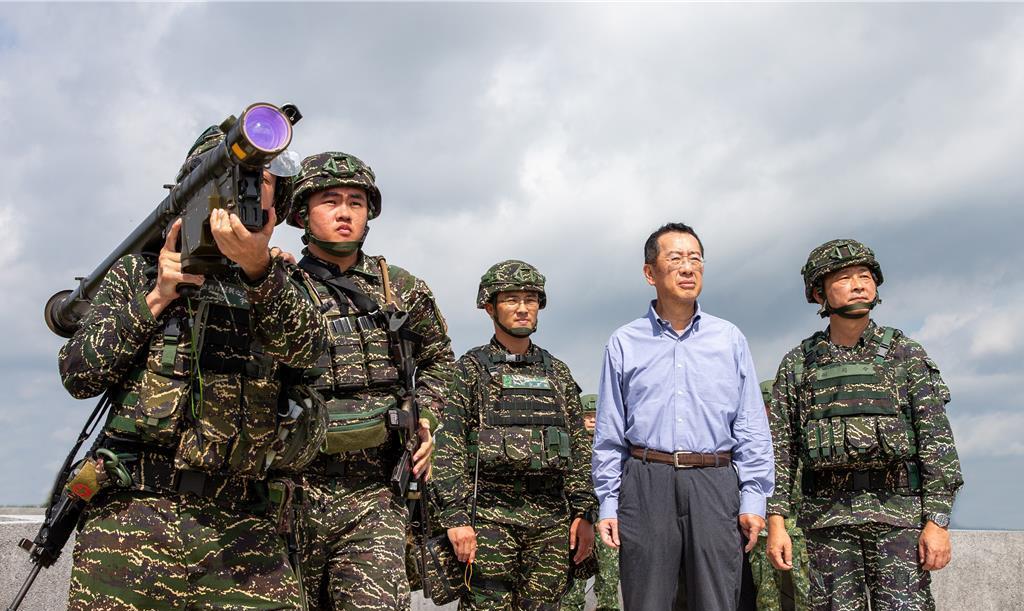 【顾立雄最有军范的一张照片？】台伪“防长”顾立雄今天在台北视导海军陆战队防空部队