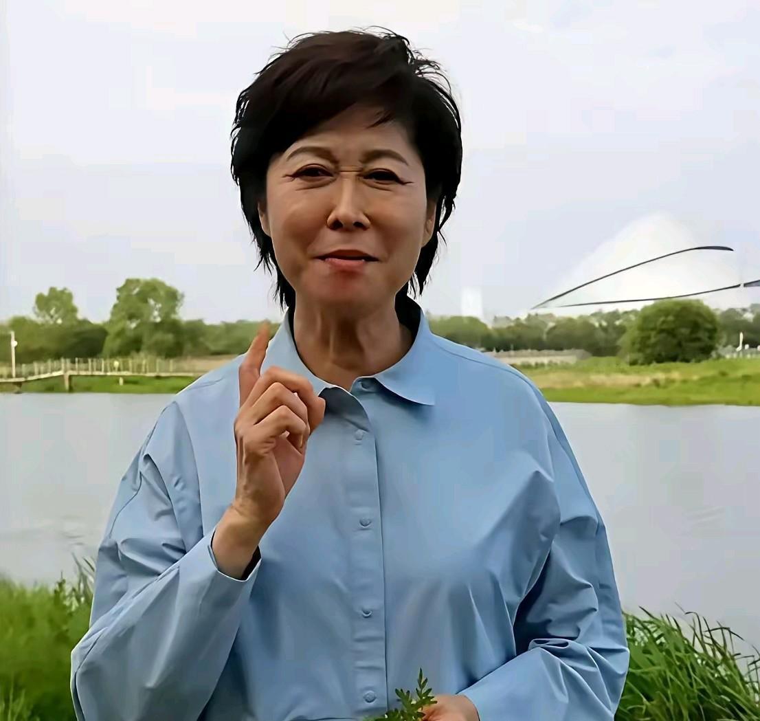这是敬一丹老师生病之前在哈尔滨时的照片，几天之后她就生病了。很心疼敬一丹老师，她
