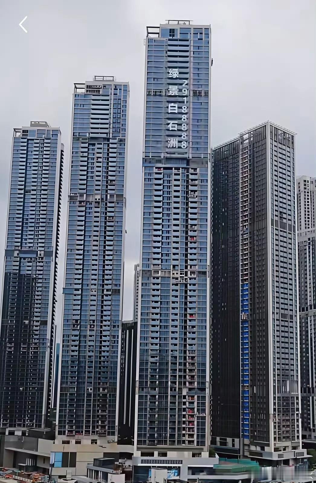 这是位于深圳市南山区的绿景白石洲，最高有75层楼，旁边几栋也都是五六十层，刚盖起