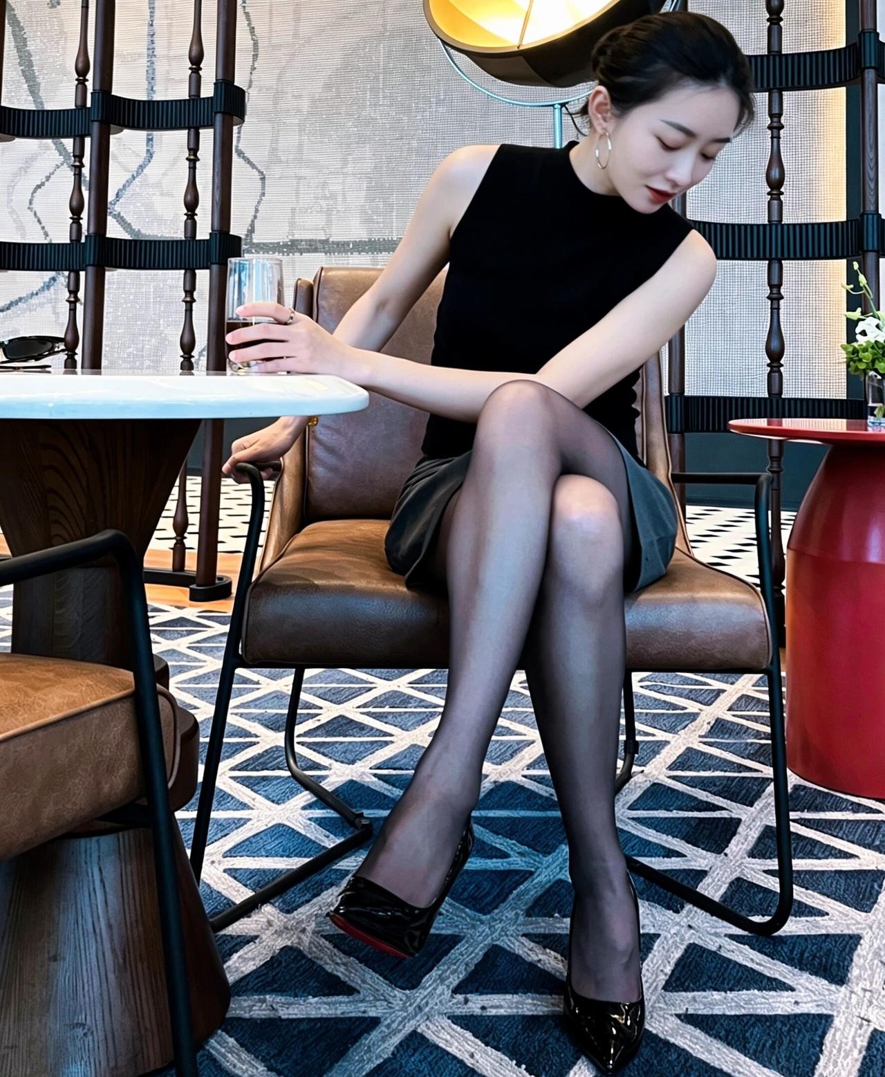 随拍[比心][吐舌头眯眼睛笑]分享绝美的美女照