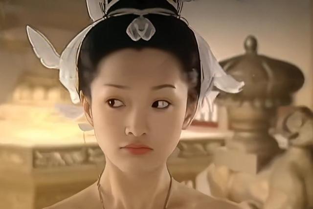 周迅和杨幂谁更美，这俩根本不是一个赛道。周迅是骨相好，主打松弛感，演技封神，不在