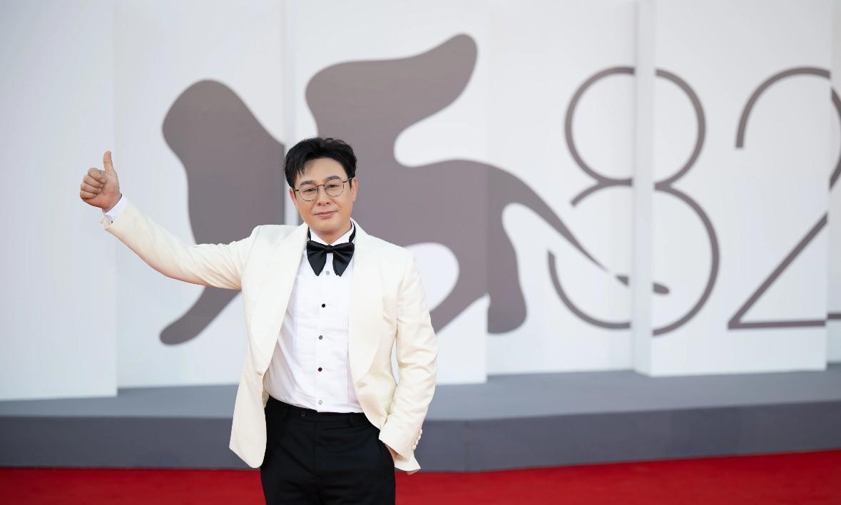 张颂文威尼斯电影节生图绝了！作为《日掛中天》剧组的“牌面”，他在威尼斯的每一套