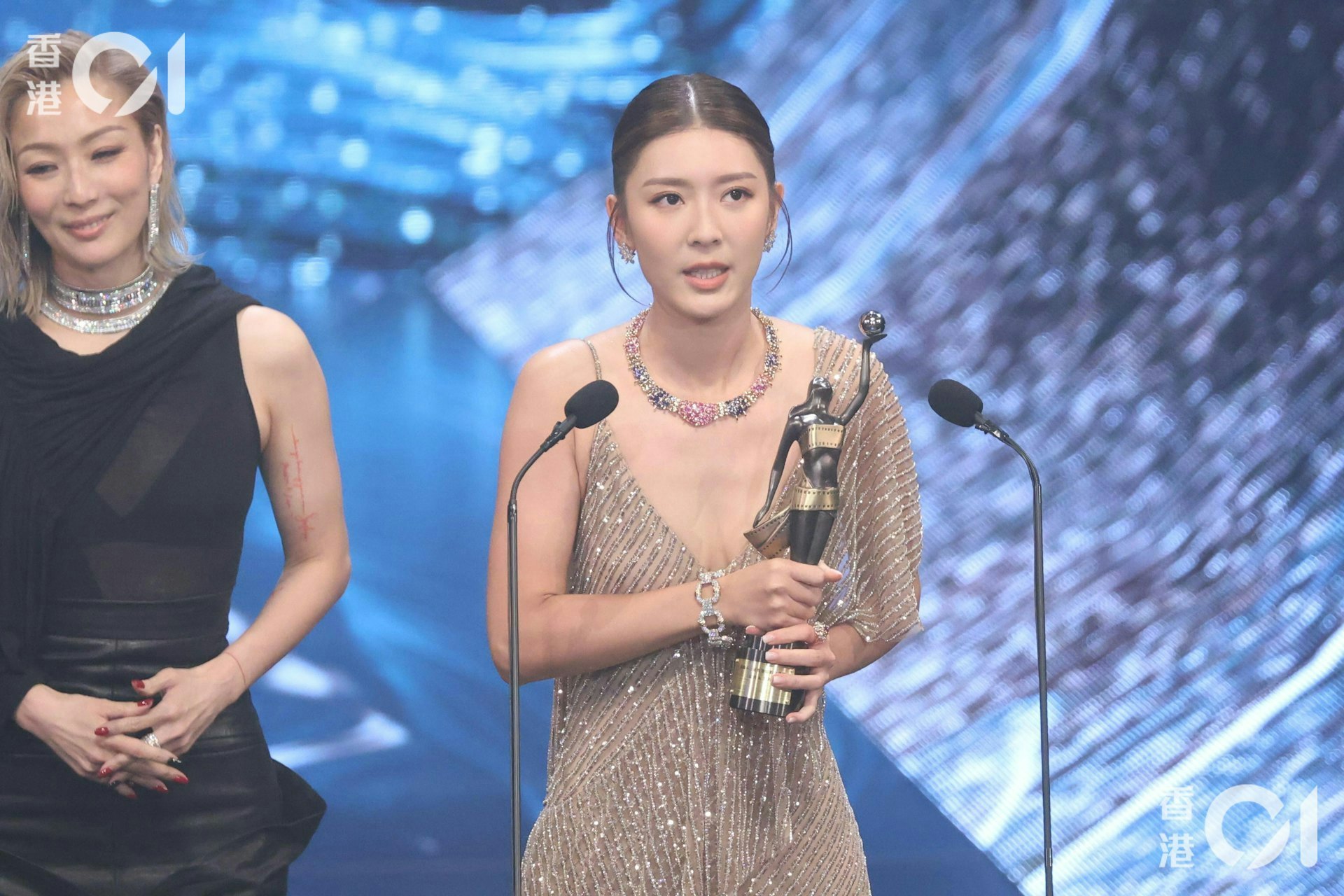 相比于男演员的断层，近几年香港新一代女演员的势头上涨。2024年《白日之下》余香