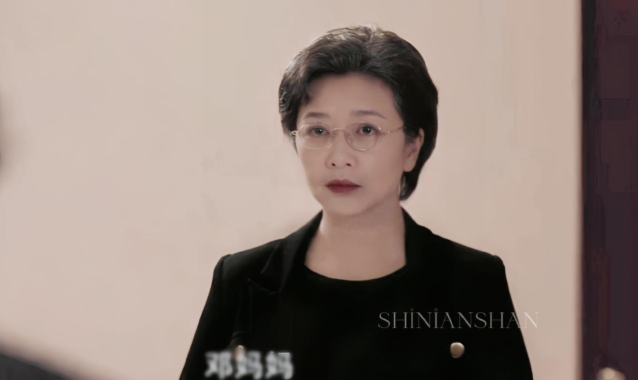 她如果不是跑美国去定居，而且定居快20年了，估计她也会被邀请去看大阅兵！可惜了，