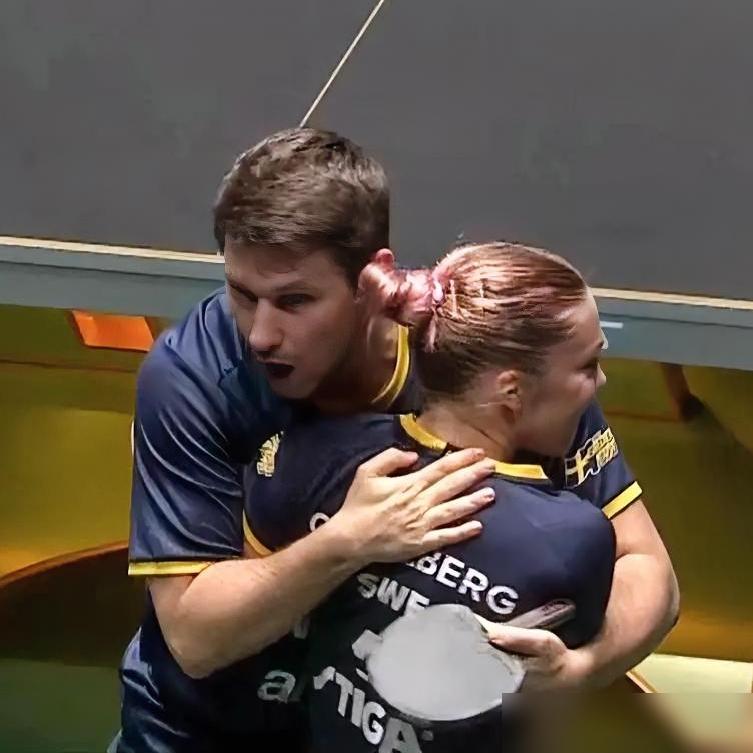 好尴尬，卡尔森遭嫌弃啦！瑞典混双组合在第二局击败中国香港队后，卡尔森按捺不住